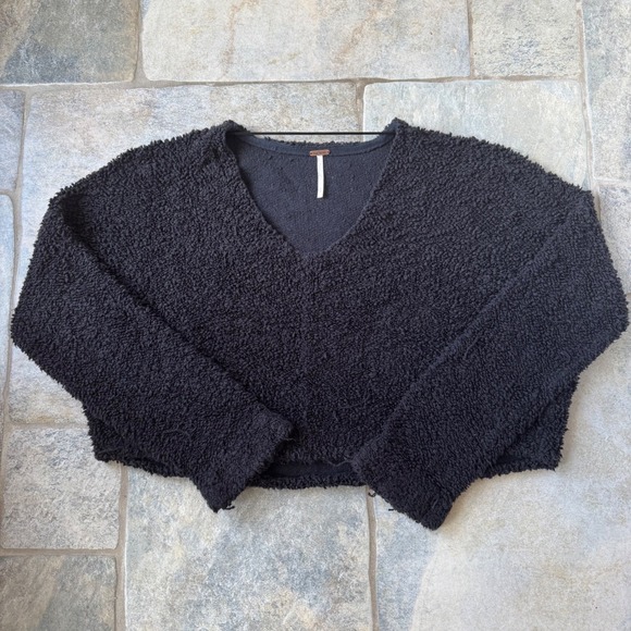 Free People Icing Sweater Black M Oversized V-Neck Fuzzy Crop Knit Cozy Fall Top - Picture 2 of 4